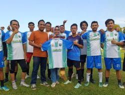 Dari Pengusaha untuk Jurnalis, Apdurin Parimo Serahkan Jersey Tim Parigi FC