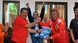 ASIAFI Parimo Dukung Jurnalis Parigi FC, Wabup Abdul Sahid Serahkan Jersey