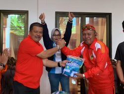 ASIAFI Parimo Dukung Jurnalis Parigi FC, Wabup Abdul Sahid Serahkan Jersey