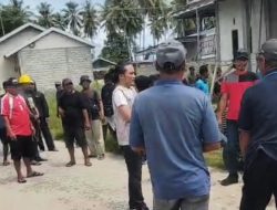 Ratusan Warga Torue Desak Pembukaan Segel Kantor Desa