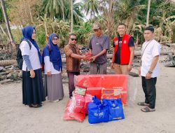 Dinsos Parimo Salurkan Bantuan untuk Korban Kebakaran di Desa Tomoli