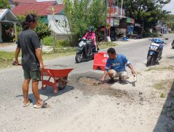 Warga Patungan Tambal Jalan Berlubang di Parigi